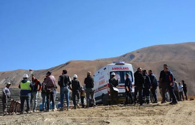 Hakkari’de beton dökümünde kalıp çöktü: 3 yaralı
