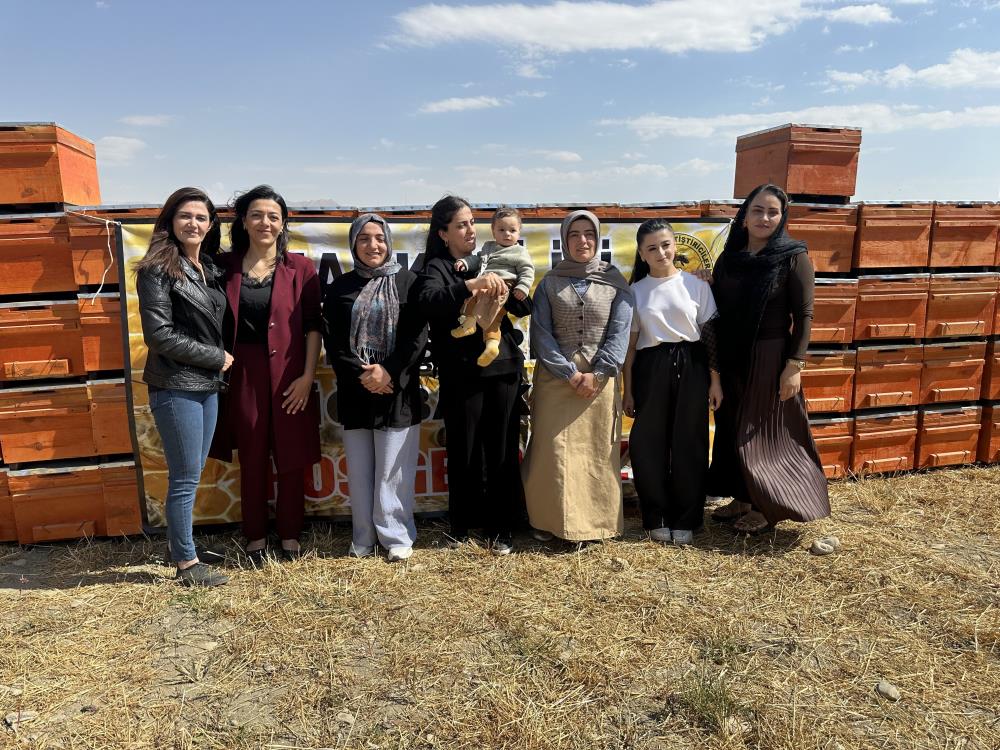 Yüksekova’da arıcılığa kadın eli değiyor: “Bin 275 kovan desteği verildi”
