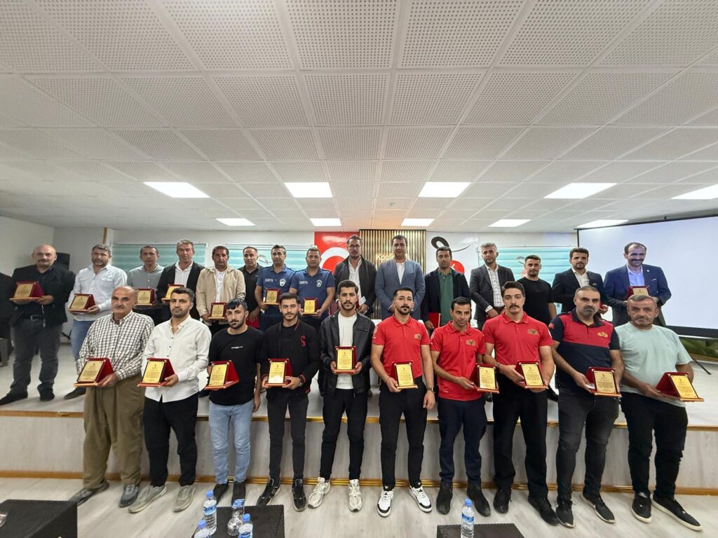 Şemdinli Belediyesi’nde Personel Toplantısı ve Ödül Töreni Gerçekleştirildi