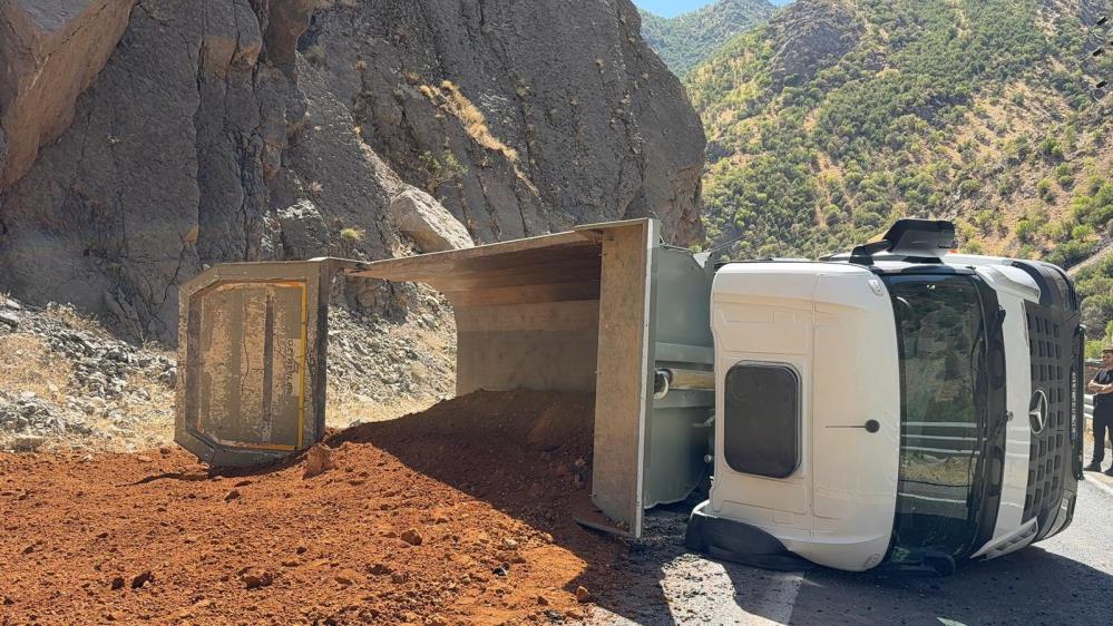 Hakkari’de maden yüklü kamyon devrildi:1 yaralı
