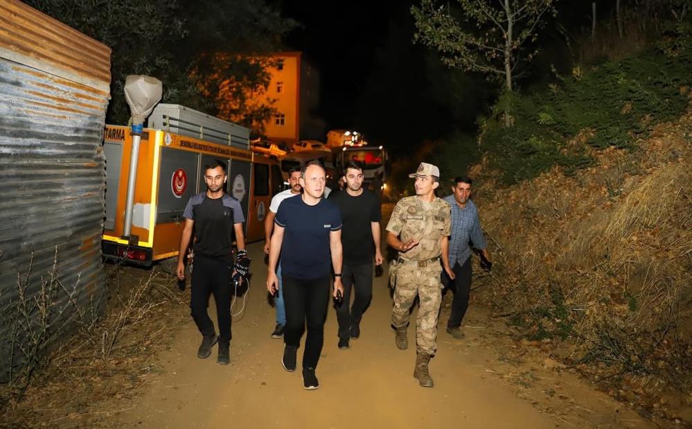 Şemdinli Kaymakamı Yunus Emre Akpınar, yangın bölgesinde incelemelerde bulundu