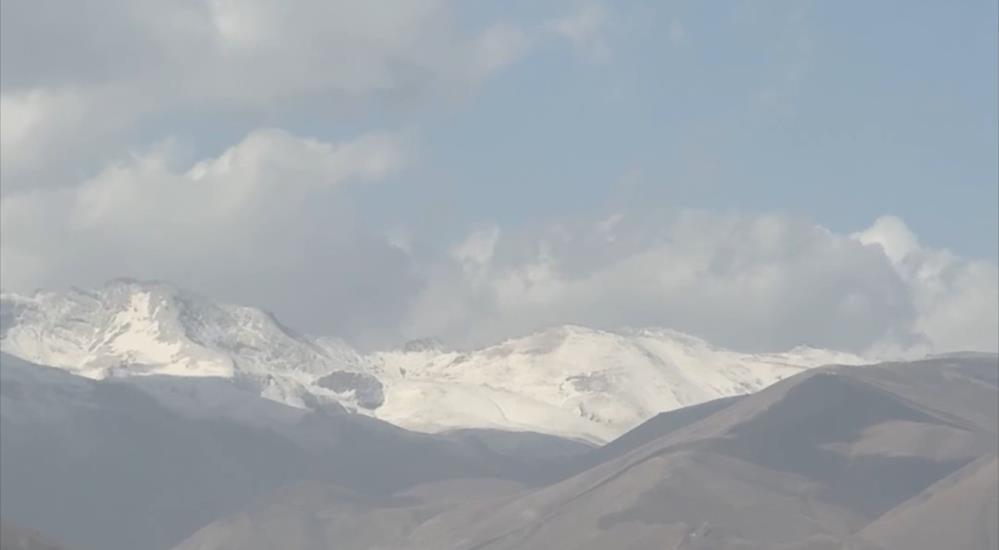 Yüksekova’ya mevsimin ilk karı düştü