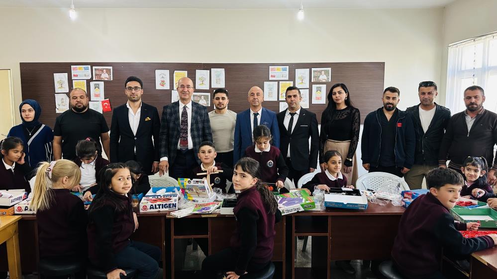 İran sınırındaki öğrencilere 21 çeşit zeka oyunu seti hediye edildi