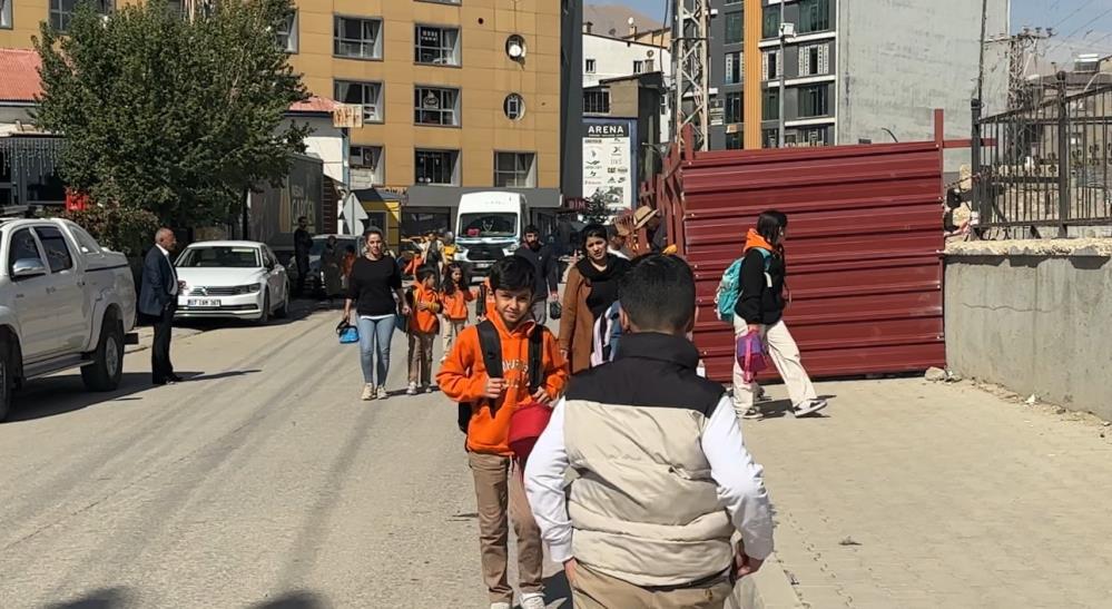Okul yolundaki kaldırımın kapatılmasına tepki: “Kaldırımı öğrencilere açın”