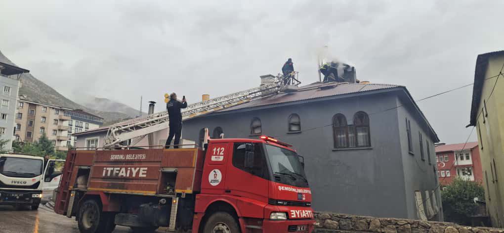 Şemdinli Moda Mahallesi’nde Bacadan Çıkan Yangın Korkuttu
