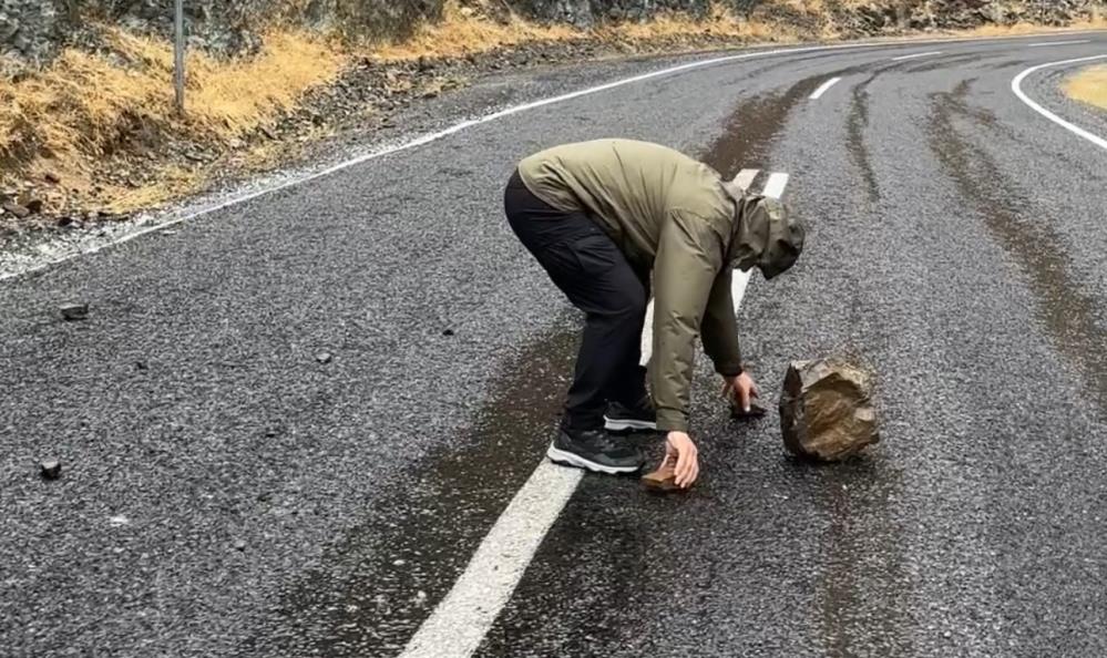 Şemdinli-Derecik karayoluna düşen kaya parçalarını dağcılar temizledi