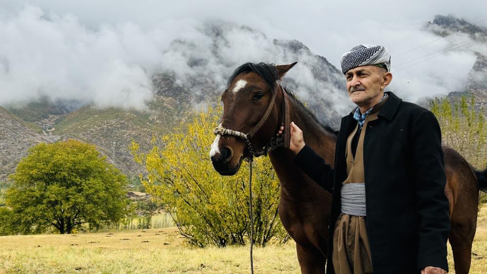 Türkiye-Irak sınırında kartpostallık manzara: Kar ve sonbahar güzelliği bir arada