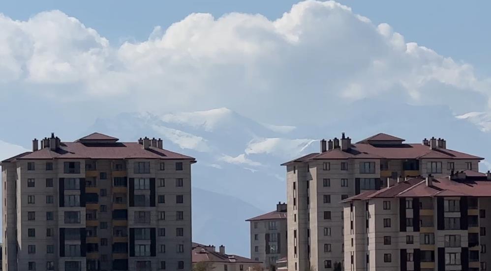 Yüksekova’da karlı dağlar ve bulutlar birleşti