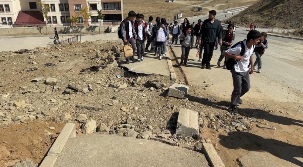 Yüksekova’da doğalgaz çalışmaları tamamlanmadı, kazılan yollar öylece kaldı