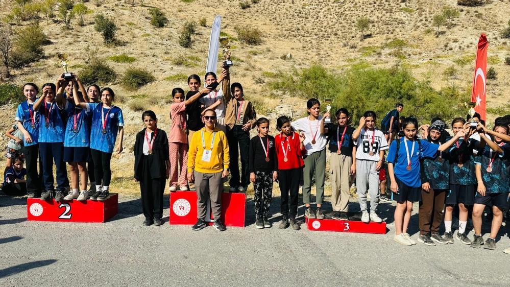 Hakkari’de Okul Sporları Kros Yarışları yapıldı