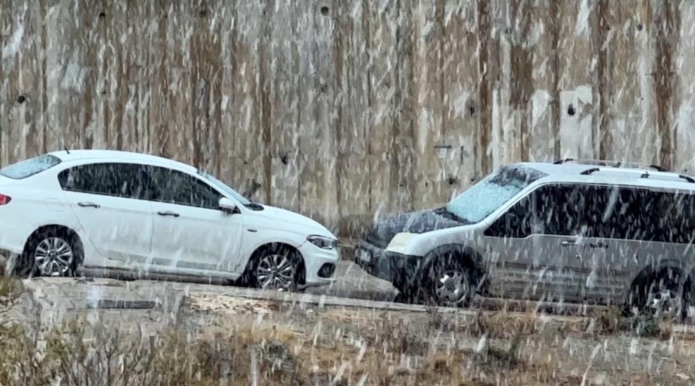 Yüksekova’da yoğun kar yağışı: Sınırda bulunan Çobanpınar köyünün yolu karla kaplandı