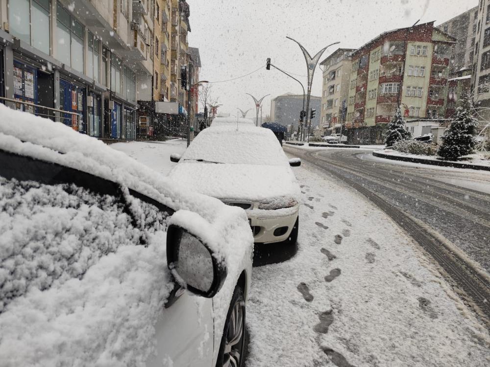 Hakkari’de mevsimin ilk karı yağdı