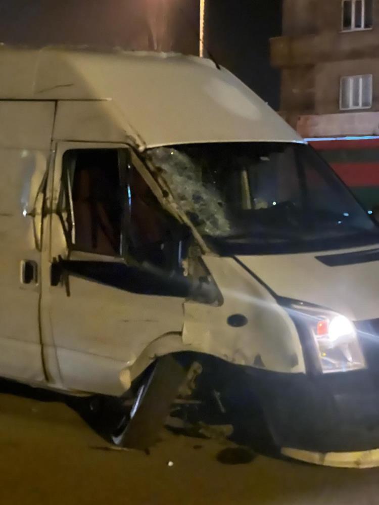 Hakkari’de tır ile minibüs çarpıştı: 1 yaralı