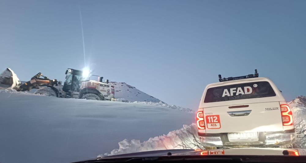 Hakkari’de 3 günlük kurtarma operasyonunda mutlu son: Binmizit yaylasındaki hayvanlar kurtarıldı