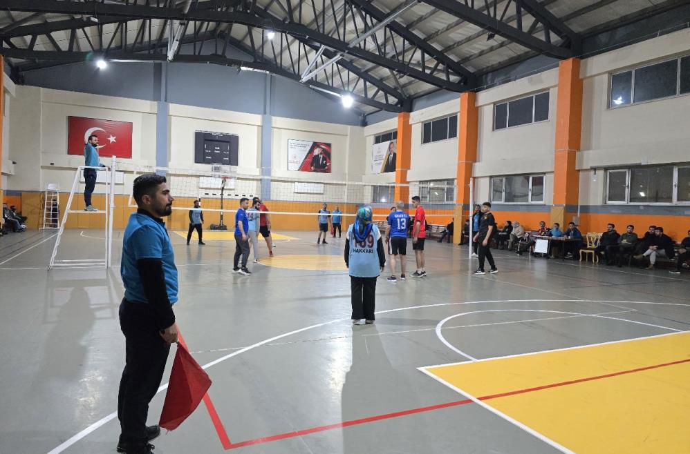 Yüksekova’da 24 kasım öğretmenler günü voleybol turnuvası başladı