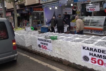 Denize kıyısı olmayan şehirde hamsinin kilosu 50 TL’ye düştü, vatandaş poşet poşet aldı
