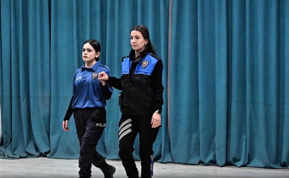 Hakkari polisinden kadın şiddetine karşı tiyatro ve sergi