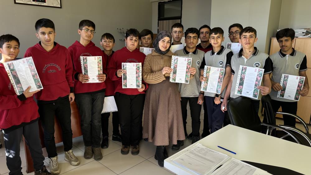 Öğrencilerden öğretmenlere sürpriz: Hazırlanan sertifikalar kendilerine taktim edildi