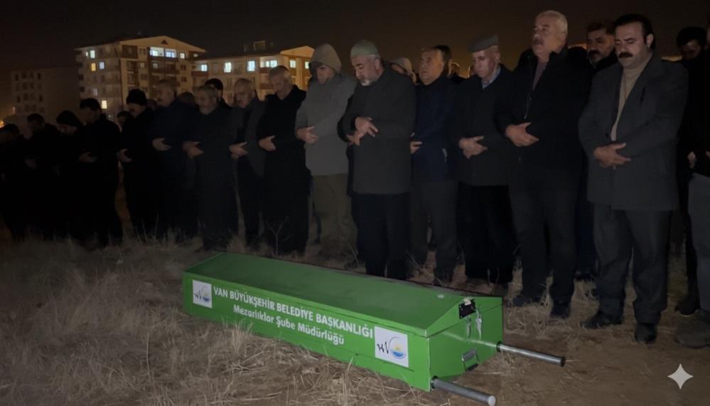 Baraja uçan araçta hayatını kaybeden 22 yaşındaki Cihat gözyaşları arasında toprağa verildi