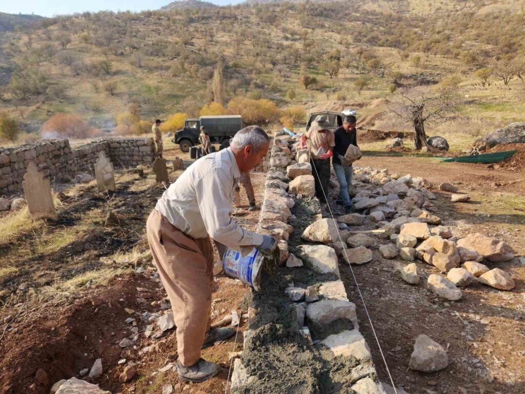 Derecik’te vefa örneği: Şehit mezarlıkları yeniden yapıldı