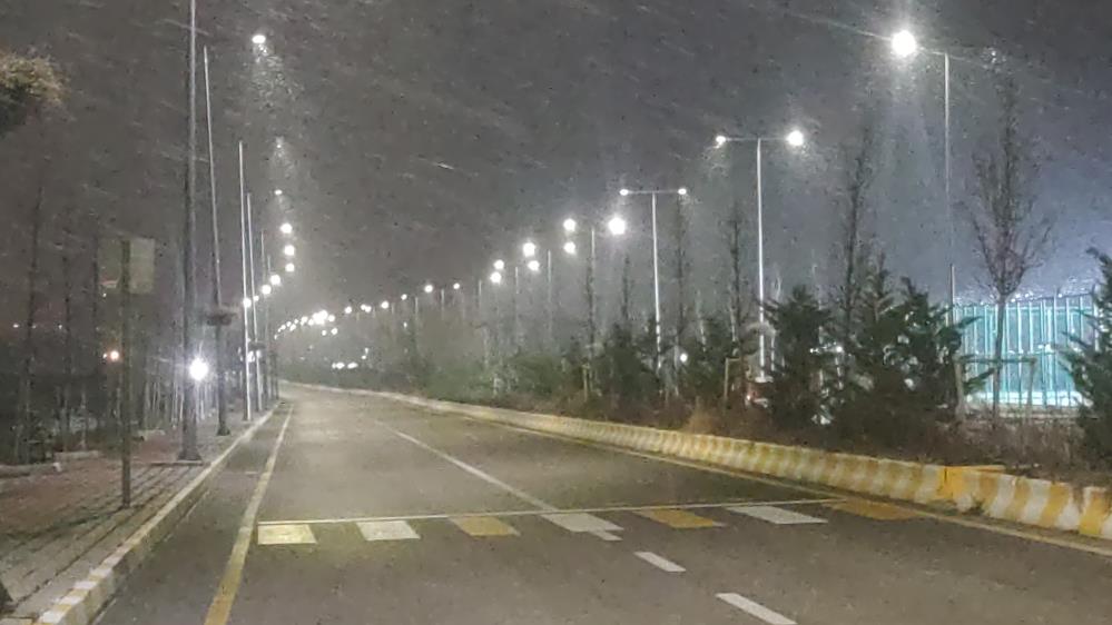 Van’da beklenen kar geldi: Kent merkezi beyaza büründü