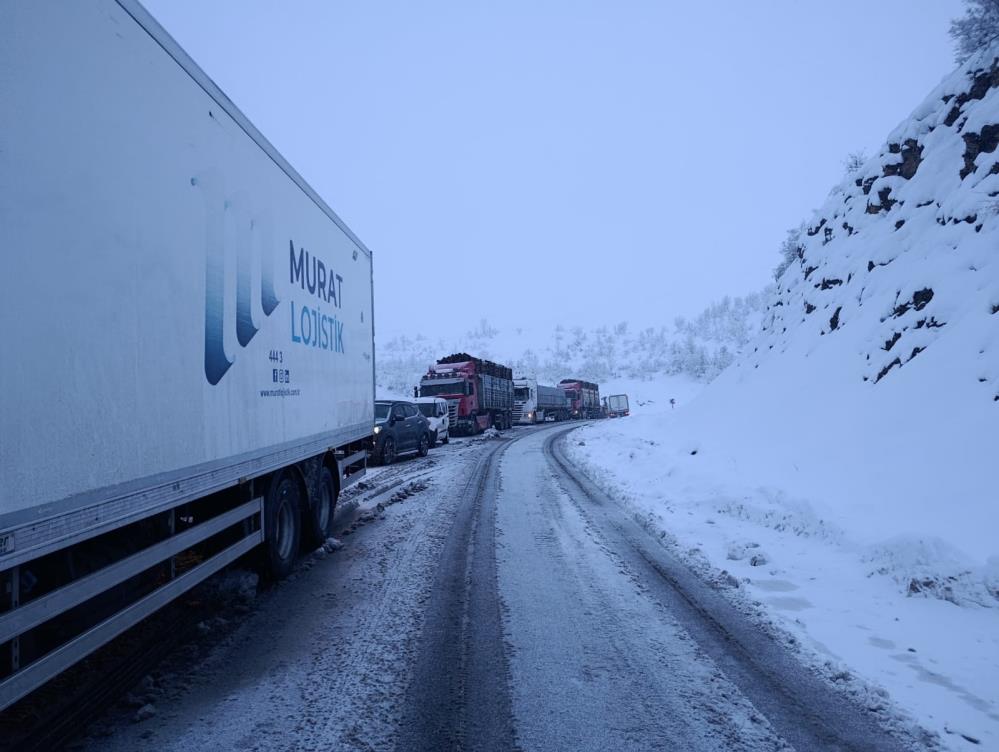 Şırnak-Hakkari yolu ulaşıma kapandı: Araçlar yolda mahsur kaldı