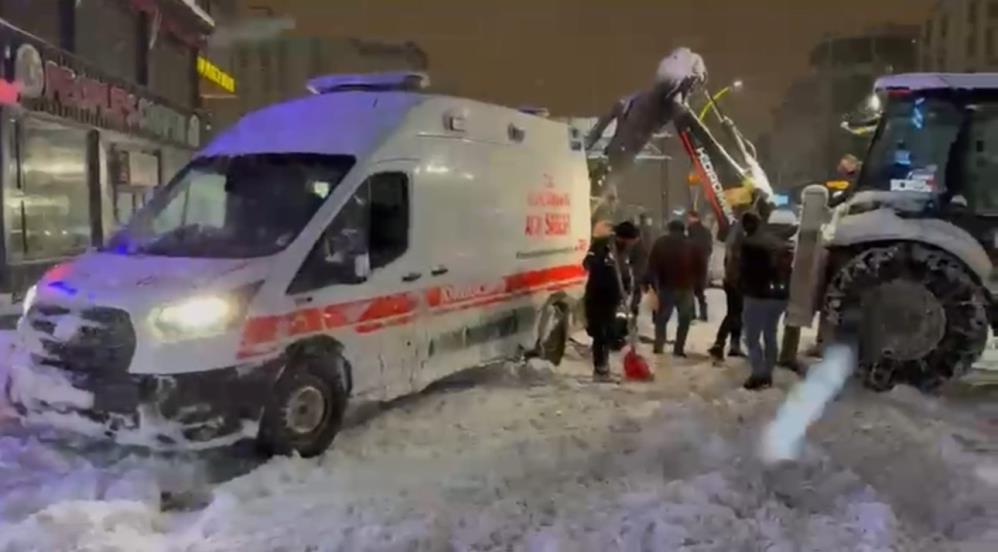Yüksekova’da kara saplanan ambulansın imdadına karla mücadele ekipleri yetişti