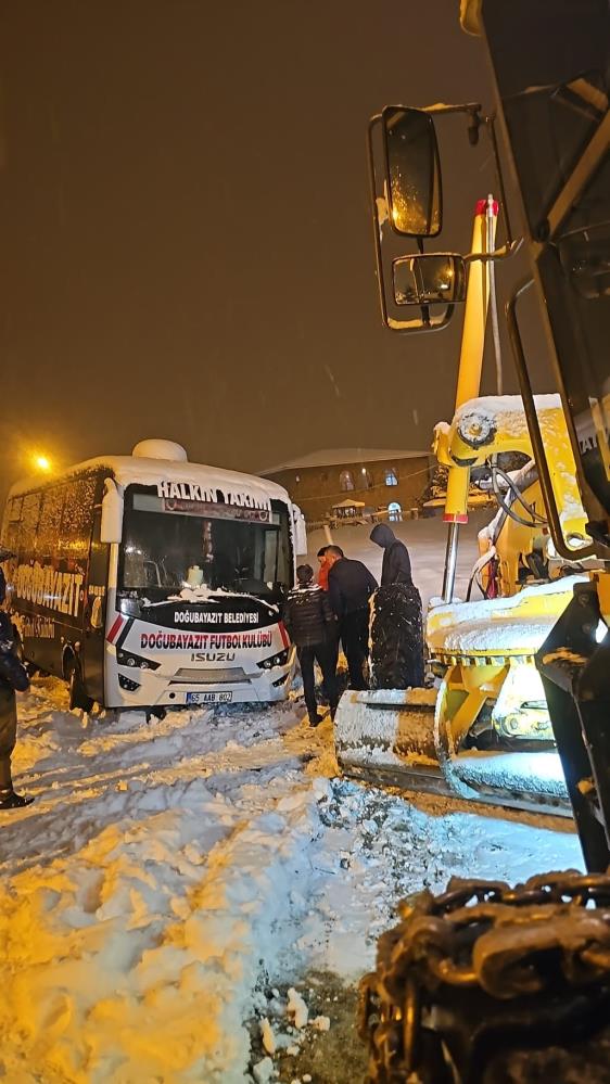 Hakkari’de karda mahsur kalan sporcular ve sağlıkçılar kurtarıldı