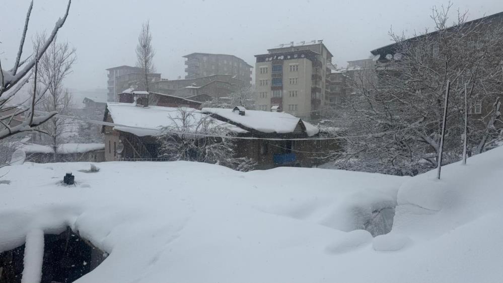 Hakkari’de kar ve fırtına etkisini sürdürüyor