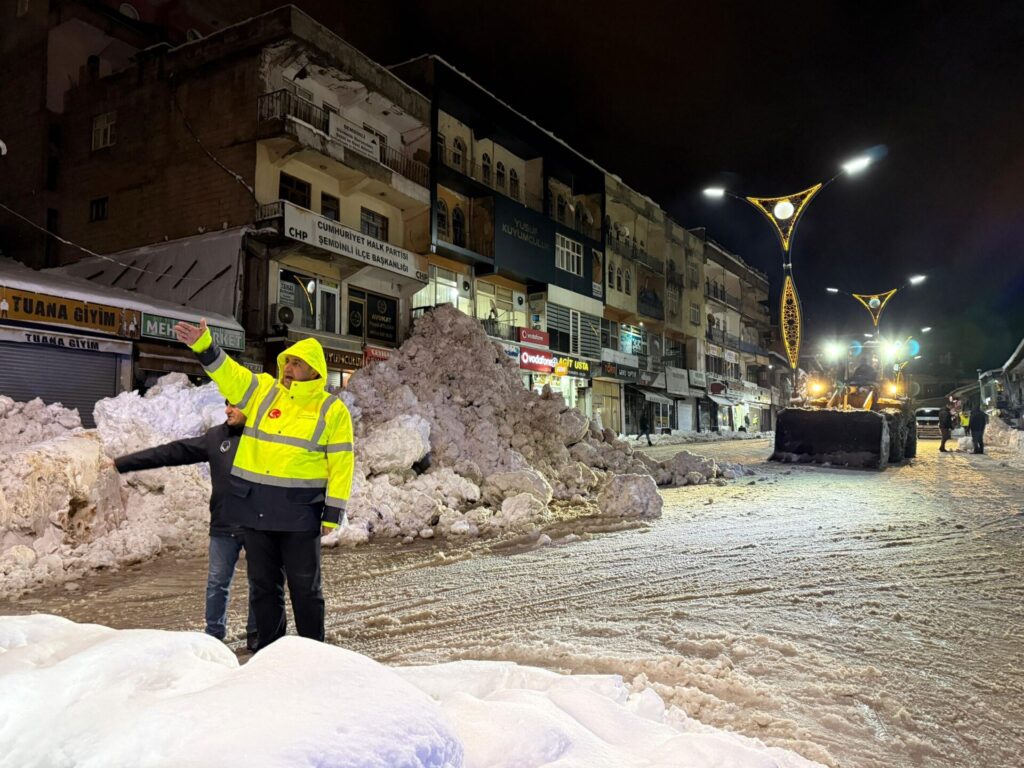 Şemdinli’de Gece Boyu Kar Mesaisi
