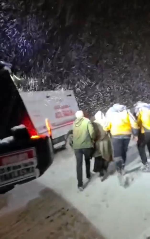 Hakkari’de yaşam mesaisi: Kar engelini iş makineleriyle aştılar