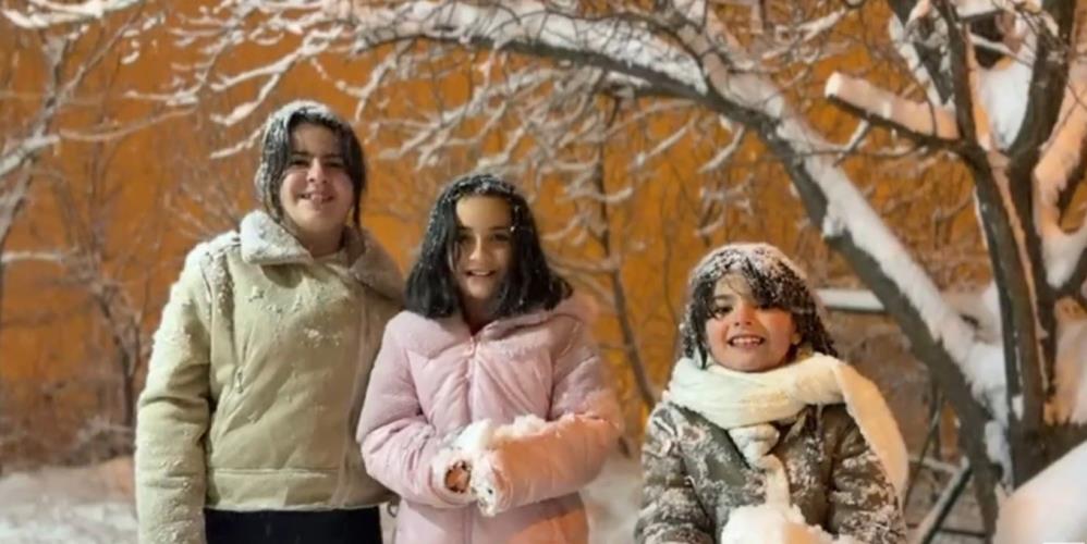 Hakkari’de yoğun kar yağışı en çok çocukları sevindirdi
