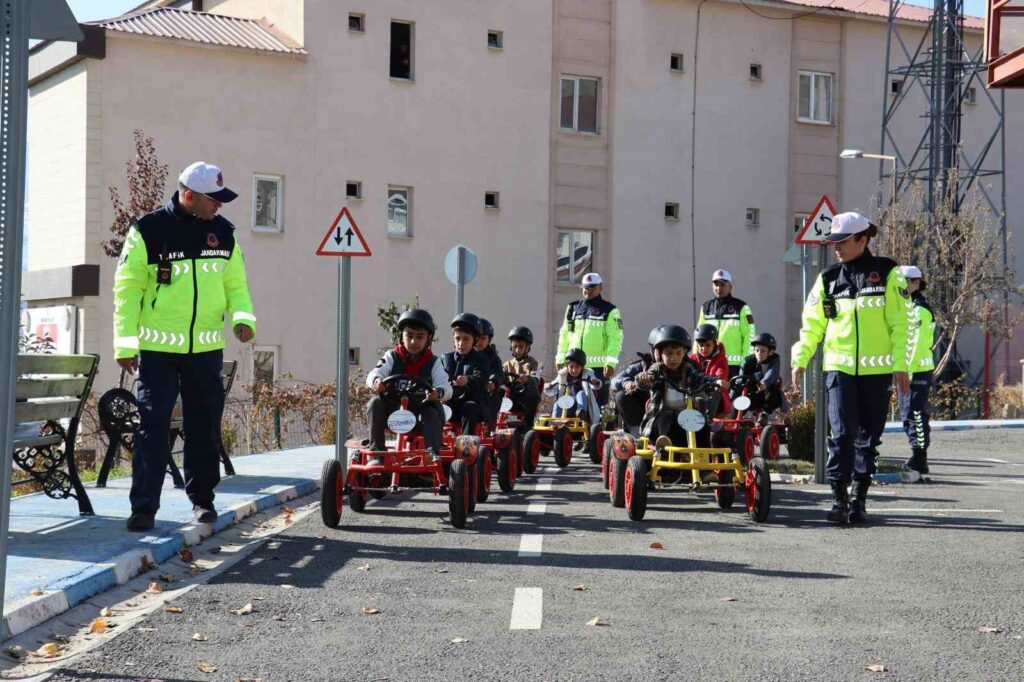 Geleceğin sürücüleri trafik parkurunda
