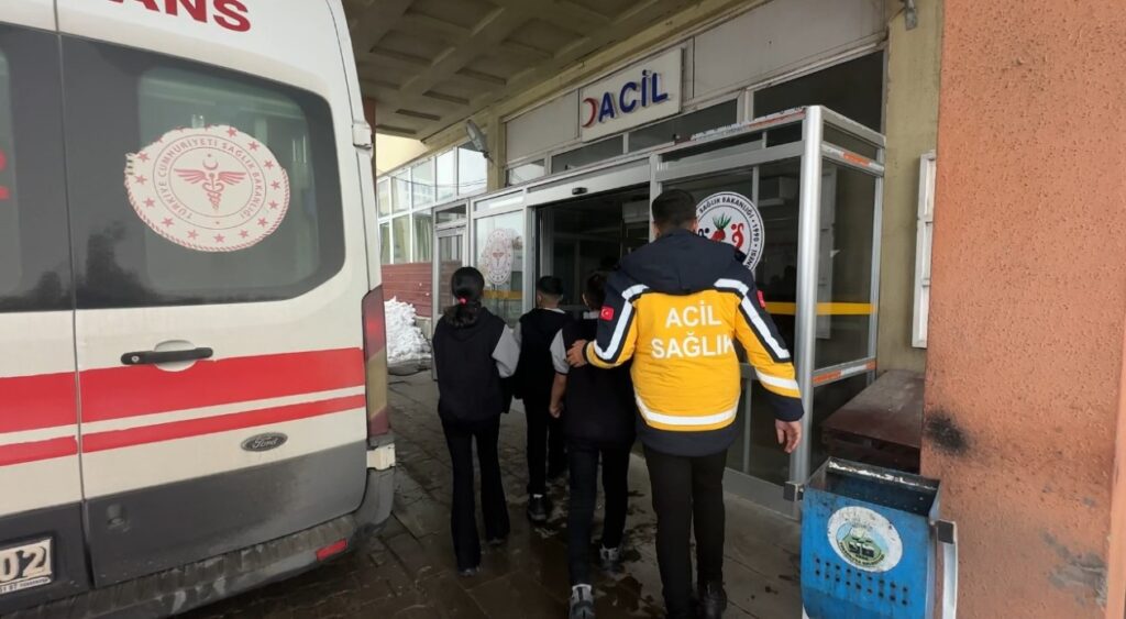 Yüksekova’da gıda zehirlenmesi şüphesi: 40 öğrenci hastanelik oldu