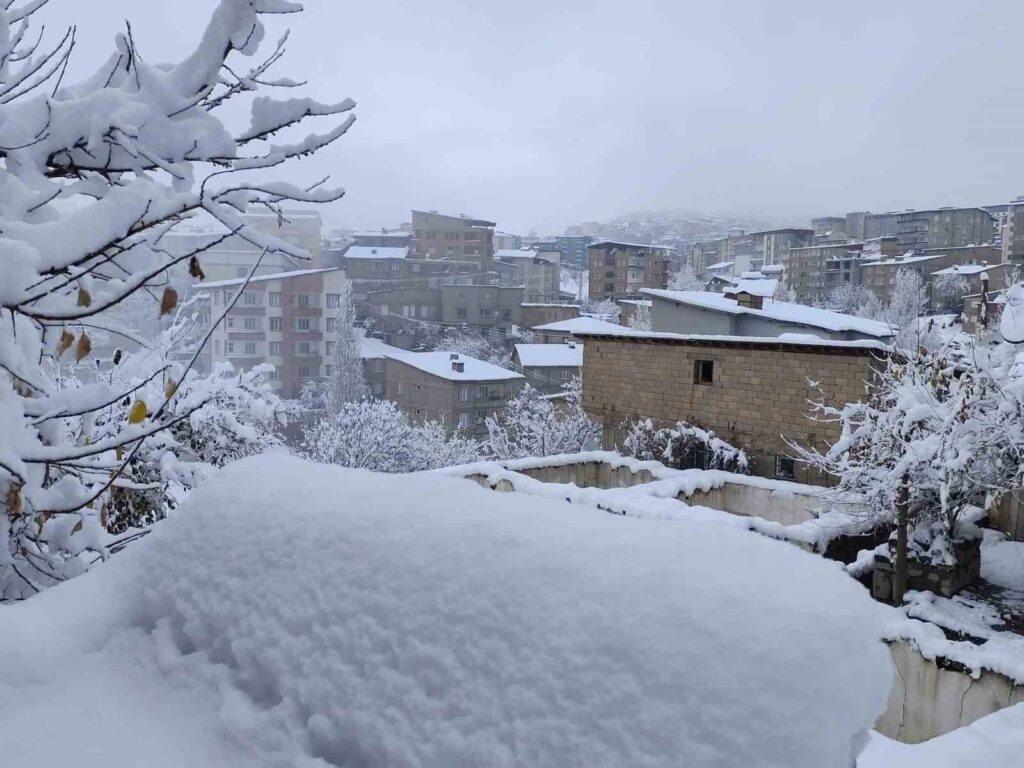 Hakkari’de 13 köy ve 30 mezra yolu ulaşıma kapandı
