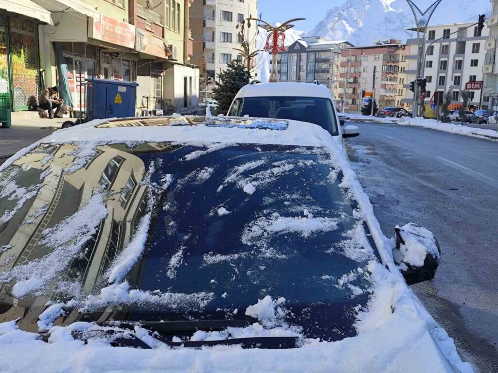 Hakkari’de araç camları buz tuttu