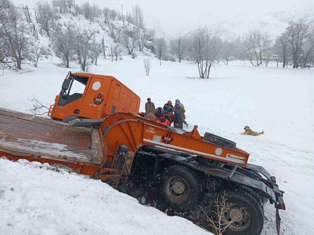 Hakkari’de iş makinesi devrildi: 2 yaralı