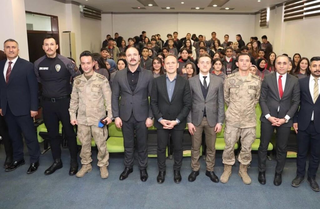 Hakkari’nin Şemdinli İlçesinde “Kariyer Günleri” Etkinliği Düzenlendi