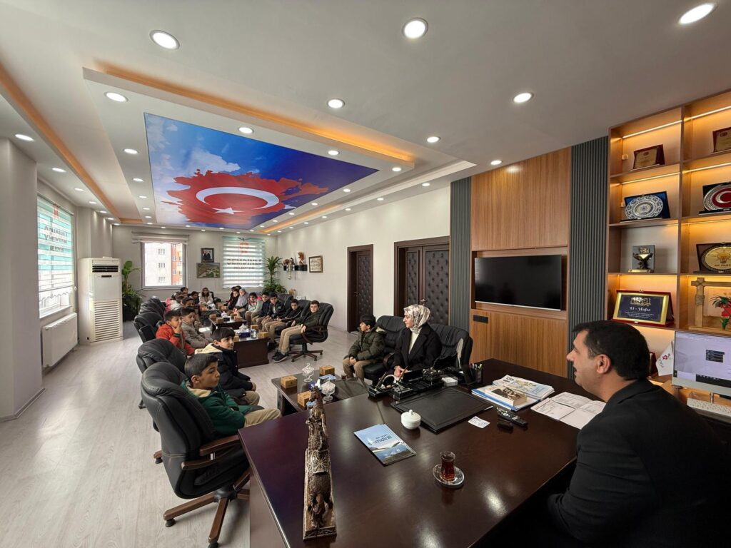Minik Öğrencilerden Başkanlık Makamına Ziyaret