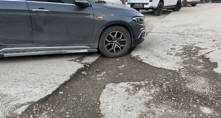 Yüksekova’da doğal gaz kazılarından dolayı yollar kullanılmaz hale geldi