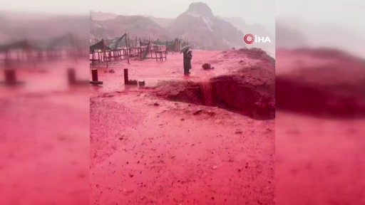 Kızıl Sahil’de deniz suyunun rengi yağışın ardından kızıla döndü