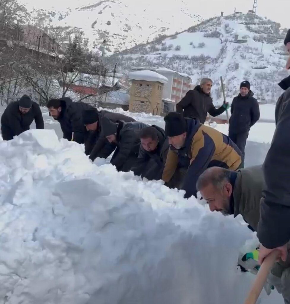 Şemdinli’de Kar Temizleme Çalışmaları Devam Ediyor