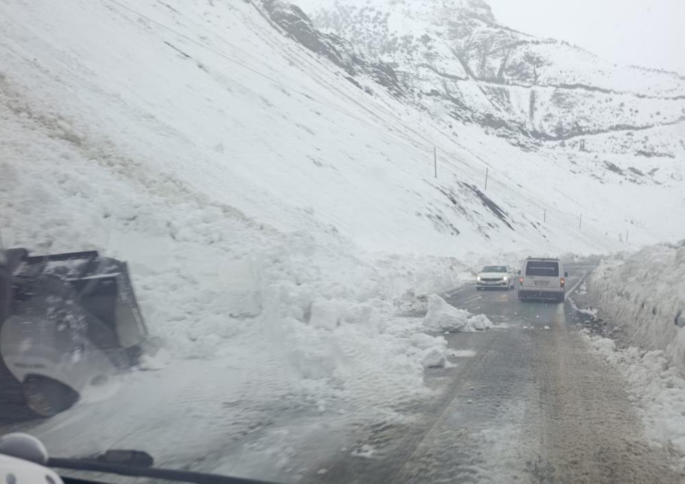 Hakkari-Çukurca yoluna düşen çığlar temizlendi