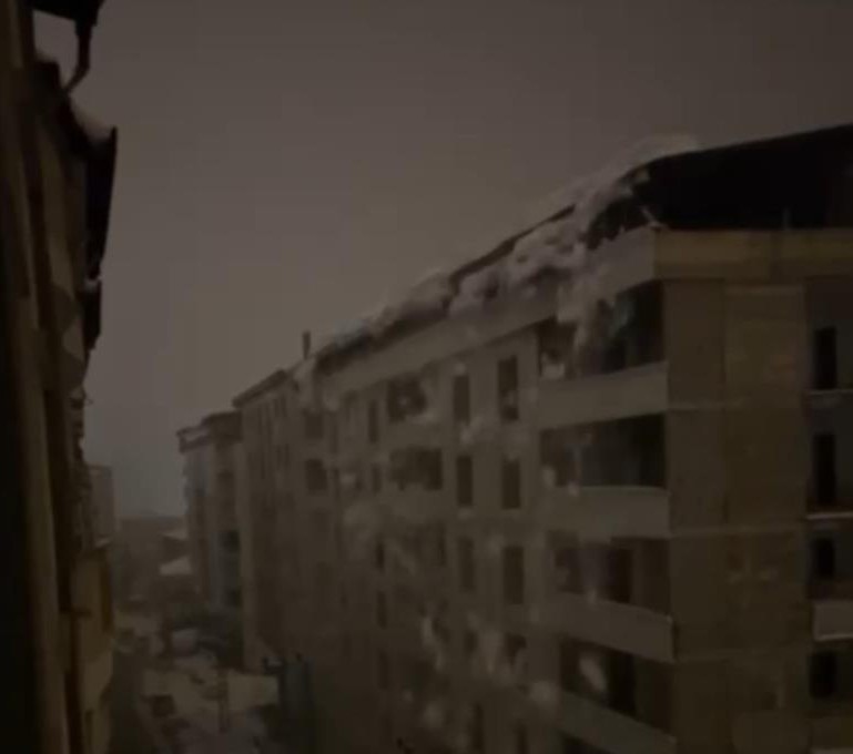 Şemdinli’de tonlarca ağırlıktaki kar kütlesi elektrik direklerini devirdi