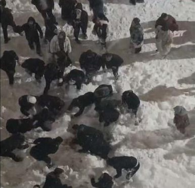 Hakkâri’de çatıdan düşen kar kütlesinin altında kalan öğrenci yaralandı