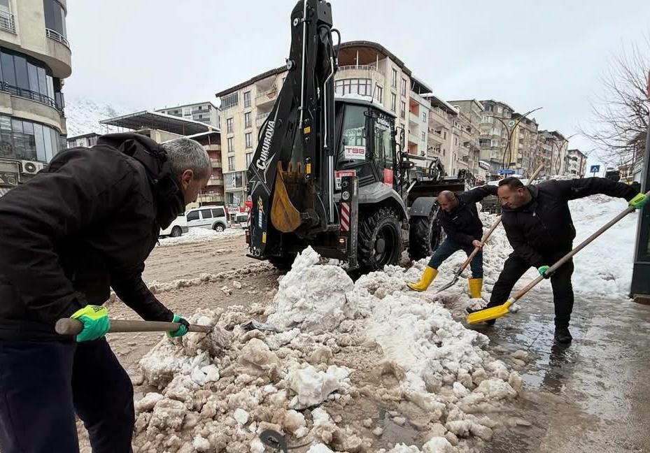 Şemdinli’de Karla Mücadele Çalışmaları Devam Ediyor