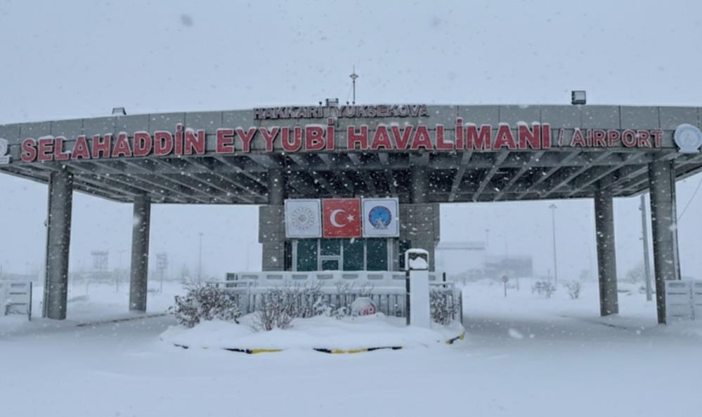 Yüksekova’da kar yağışı ve sis ulaşımı aksatıyor