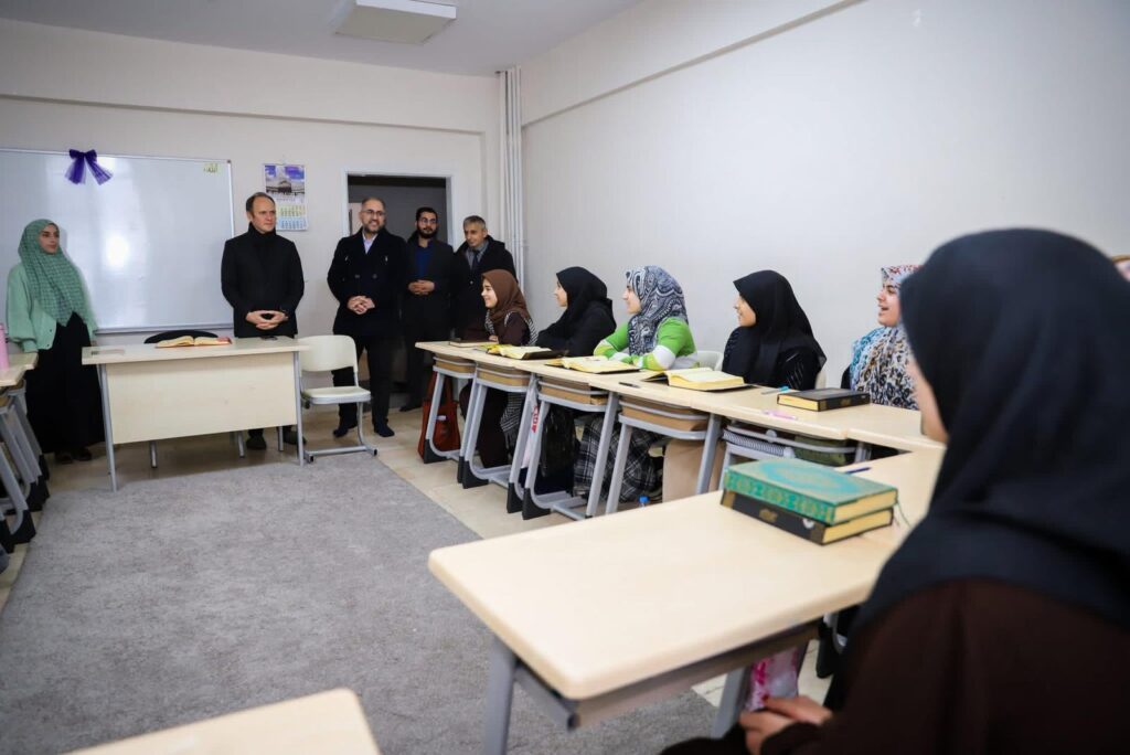 Kaymakam Akpınar, Hz. Aişe Yatılı Kız Kur’an Kursu’nu Ziyaret Etti