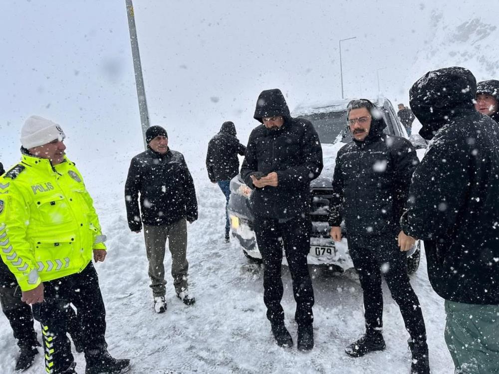 Vali Çelik’ten çığ uyarısı: “Zorunlu olmadıkça dışarı çıkmayın”