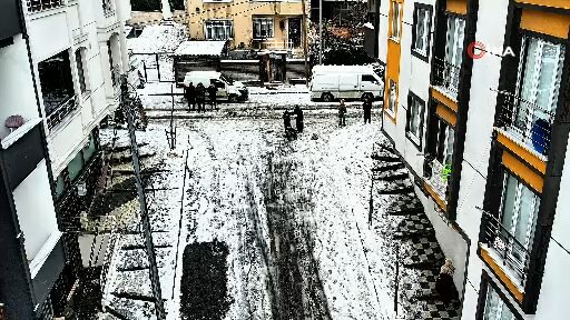 Arnavutköy’de kar yağışıyla kayak pistine dönen sokak dronla görüntüledi